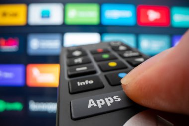 Akıllı bir TV 'de uygulamayı çalıştırmanın geniş açılı makro görüntüsü
