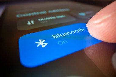 Melbourne, Avustralya - 3 Ekim 2022: Bluetooth 'u akıllı bir telefonla açarken makro sonda lensleriyle çekilen yakın çekim