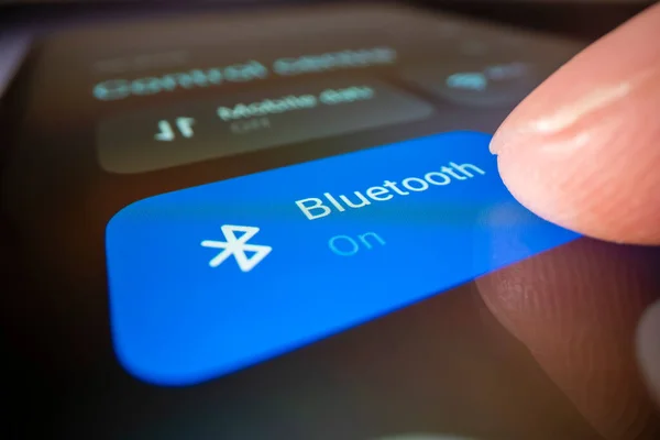 Melbourne Austrália Oct 2022 Vista Close Para Ligar Bluetooth Smartphone Fotos De Bancos De Imagens