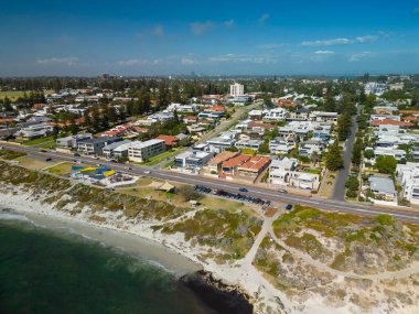Avustralya 'nın Perth kentindeki Cottesloe kıyı banliyösündeki çağdaş evlerin hava manzarası