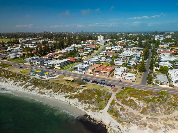 澳大利亚珀斯科特斯拉沿海郊区当代房屋的空中景观 免版税图库图片