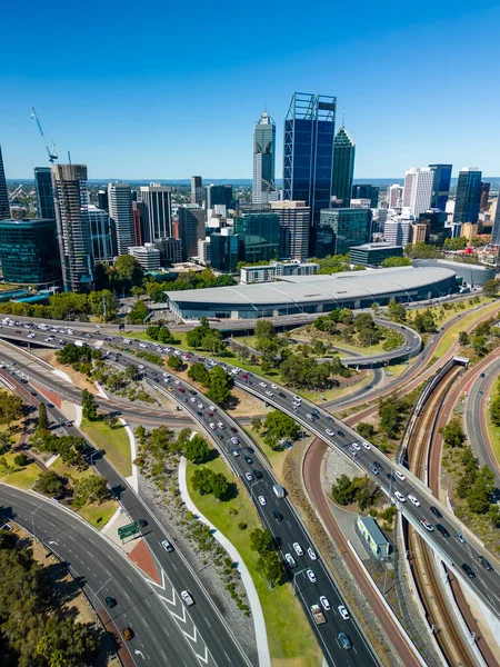 澳大利亚珀斯市和公路交通的空中垂直拍摄 — 图库照片