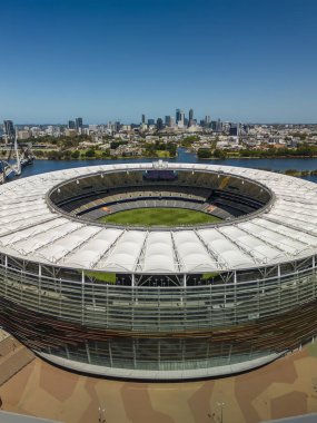 Perth, Avustralya - 1 Şubat 2023: Perth Stadyumu ve şehir siluetinin dikey görüntüsü