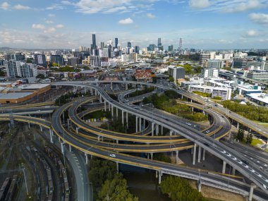 Gündüz vakti Avustralya 'da Brisbane şehri ve karayolu trafiğinin hava görüntüsü