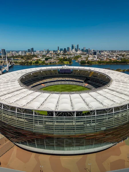 オーストラリアのパース 2023年2月1日 パーススタジアムと都市スカイラインの空中垂直ショット — ストック写真