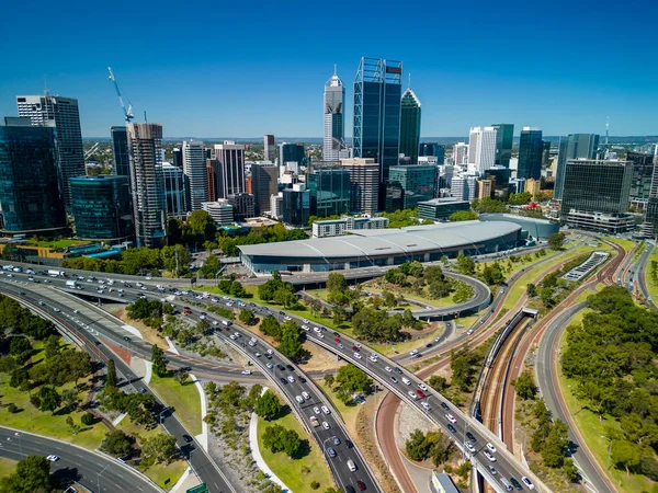 Avustralya 'daki Perth şehri ve karayolu trafiğinin hava görüntüsü