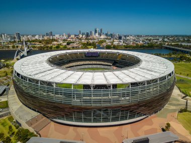 Perth, Avustralya - 1 Şubat 2023: Perth Stadyumu ve şehrin ufuk çizgisi