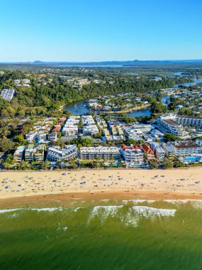Queensland, Avustralya 'daki Noosa Sahili' nin dikey görüntüsü.