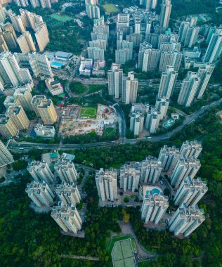 Hong Kong 'daki yüksek katlı apartmanın dikey yüksek açılı hava manzarası.