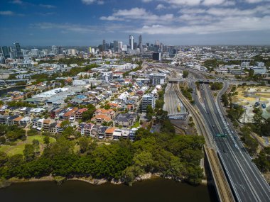 Avustralya 'daki Perth CBD' ye bağlanan otoyolun hava görüntüsü