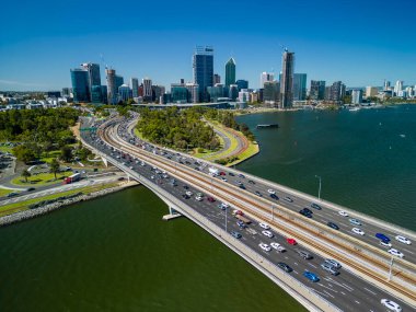 Avustralya 'da Perth CBD' ye bağlanan otoyolun hava görüntüsü