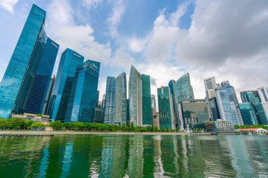 Singapur - 7 Mayıs 2024: Singapur CBD 'deki ofis binalarının gündüz görüntüsü