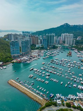 Hong Kong 'daki apartman ve marinaların dikey görüntüsü.