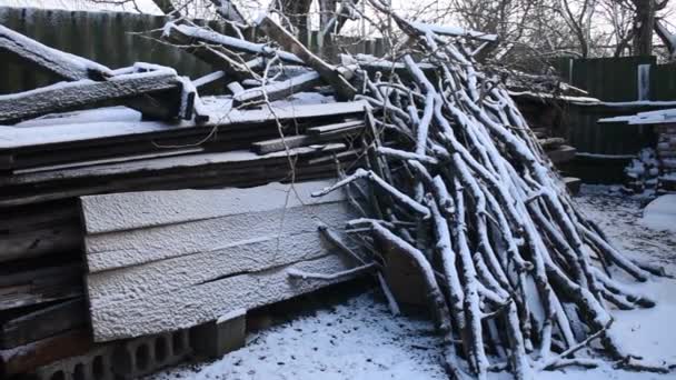 自然の冬の背景 農村風景について 田舎の庭に雪に覆われた薪 — ストック動画