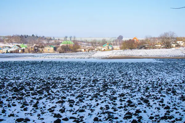 Karların altında tarım tarlaları. Köyde kış.