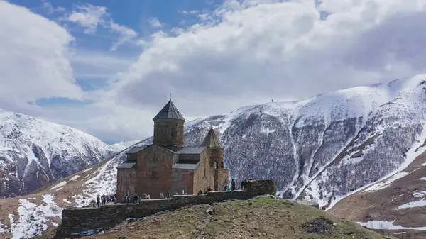 Gürcistan - 8 Mayıs 2019: Kutsal Üçlü Gergeti Kilisesi, Gürcistan Hava Görüşü