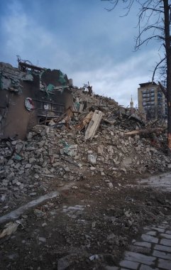 Mariupol 'de yıkılmış bir ev. Savaş sırasında yok edildi..