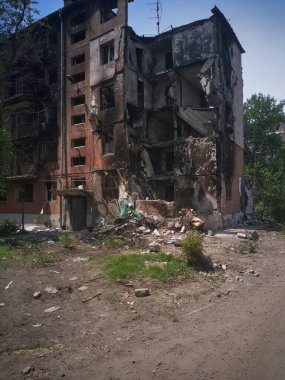 Mariupol 'deki bina savaş sırasında yıkıldı.