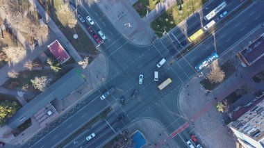Şehir kavşağı hava görüntüsü. Bir kuşun gözünden şehir kavşağı. İHA.