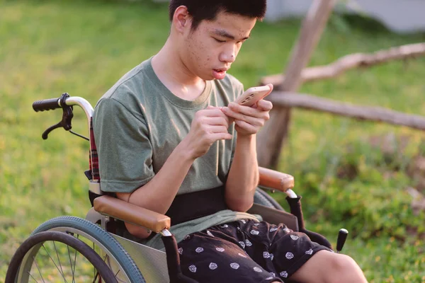 Aziatische Jonge Man Met Behulp Van Mobiele Telefoon Voor Oproep — Stockfoto