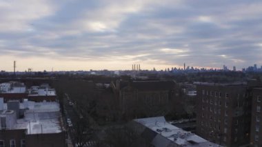 Ocak ayında kış günü Queens 'ten Manhattan ve Brooklyn' in gökyüzü manzarası