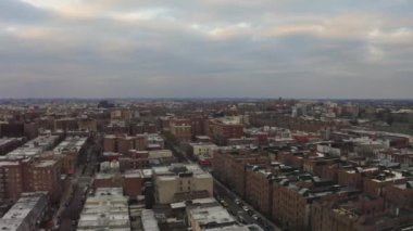 Ocak ayında kış günü Queens 'ten Manhattan ve Brooklyn' in gökyüzü manzarası