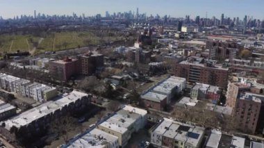 Güneşli bir günde Queens 'in hava manzarası