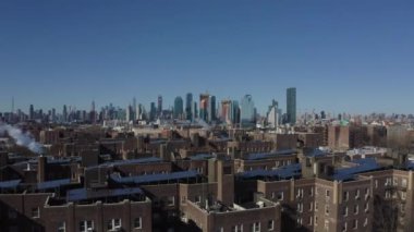 Güneşli bir günde Manhattan 'ın ufuk çizgisini çek. 