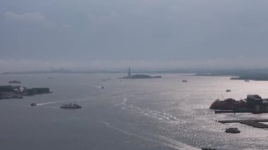 New Jersey 'de fırtına kopuyor, özgürlük heykelinin arkasını görüyor.