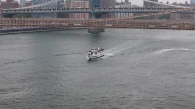 New York Hudson Nehri 'ndeki feribotun hava yakınlaştırma görüntüsü.