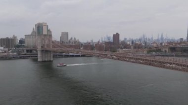 Bulutlu bir günde Brooklyn Köprüsü 'nün havadan görünüşü