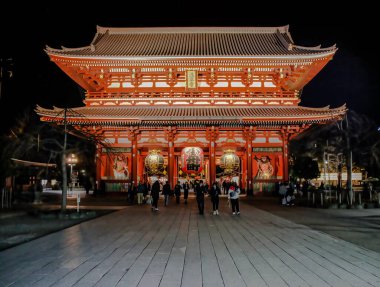 TOKYO, JAPONYA - Şubat 2020: Asakusa Bölgesindeki Senso-ji Budist tapınağının girişindeki Hozomon (Hazine Evi Kapısı) gece görüşü.