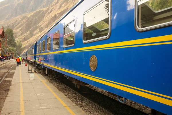 Ollantaytambo, Peru - 25 Mayıs 2022: Cusco 'dan Machu Picchu' ya giden turist treni Ollantaytambo istasyonunda duruyor