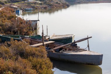 Sardunya, İtalya, 2022 Aralık - Eski ahşap kayık iskeleye demirlemiş.