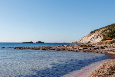 Cala Sapone plajındaki volkanik kayaların alışılmadık oluşumları, kuvars-trakhitik alevler.