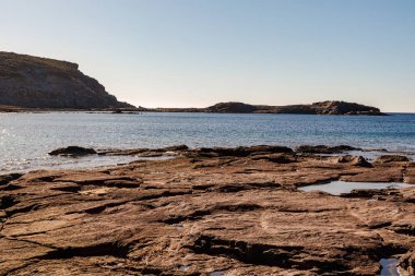 Cala Sapone plajındaki volkanik kayaların alışılmadık oluşumları, kuvars-trakhitik alevler.
