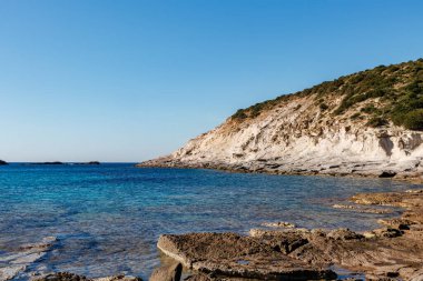 Cala Sapone plajındaki volkanik kayaların alışılmadık oluşumları, kuvars-trakhitik alevler.