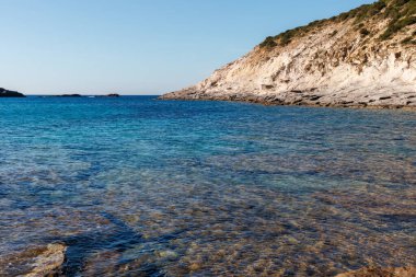 Cala Sapone plajındaki volkanik kayaların alışılmadık oluşumları, kuvars-trakhitik alevler.