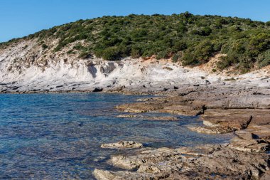 Cala Sapone plajındaki volkanik kayaların alışılmadık oluşumları, kuvars-trakhitik alevler.