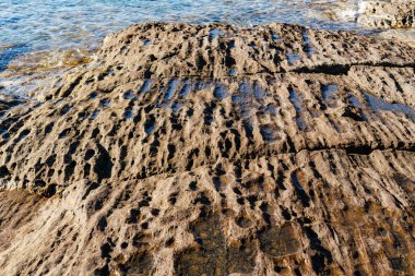 Cala Sapone plajındaki volkanik kayaların alışılmadık oluşumları, kuvars-trakhitik alevler.