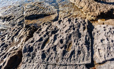 Cala Sapone plajındaki volkanik kayaların alışılmadık oluşumları, kuvars-trakhitik alevler.