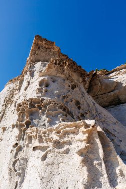 Cala Sapone plajındaki volkanik kayaların alışılmadık oluşumları, kuvars-trakhitik alevler.
