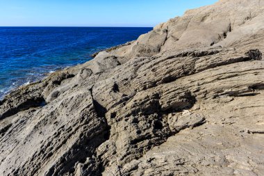 Cala Sapone plajındaki volkanik kayaların alışılmadık oluşumları, kuvars-trakhitik alevler.