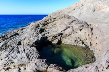 Cala Sapone plajındaki volkanik kayaların alışılmadık oluşumları, kuvars-trakhitik alevler.