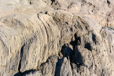 Cala Sapone plajındaki volkanik kayaların alışılmadık oluşumları, kuvars-trakhitik alevler.