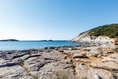 Cala Sapone plajındaki volkanik kayaların alışılmadık oluşumları, kuvars-trakhitik alevler.