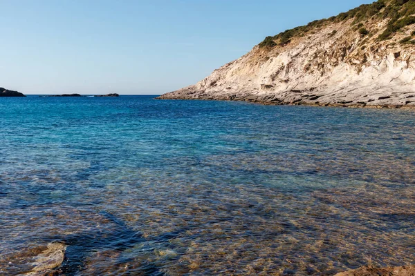 Cala Sapone plajındaki volkanik kayaların alışılmadık oluşumları, kuvars-trakhitik alevler.