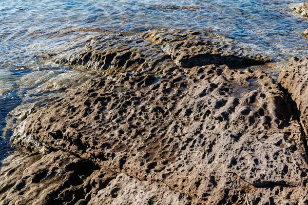 Cala Sapone plajındaki volkanik kayaların alışılmadık oluşumları, kuvars-trakhitik alevler.