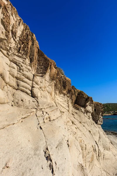 卡拉萨彭海滩火山悬崖不寻常的岩层 石英砂 — 图库照片