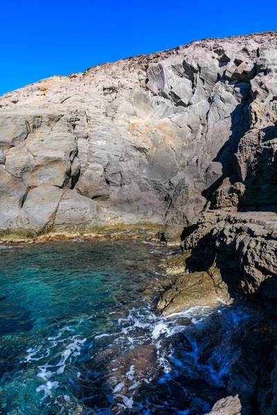 Ασυνήθιστοι Σχηματισμοί Βράχων Του Ηφαιστειακού Γκρεμού Στην Παραλία Cala Sapone — Φωτογραφία Αρχείου